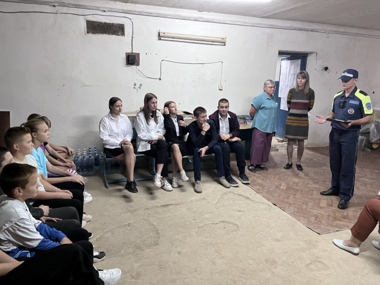Сотрудники Госавтоинспекции в рамках ОПМ «Внимание-дети!» и "Практика безопасности" проводят профилактические беседы с учащимися о необходимости соблюдения Правил дорожного движения..